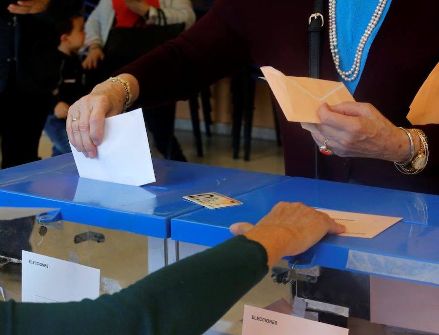 Numerosas personas han acudido ya a ejercer su derecho al voto en alguno de los colegios que se reparten por la geografía asturiana. El buen tiempo está acompañando la jornada