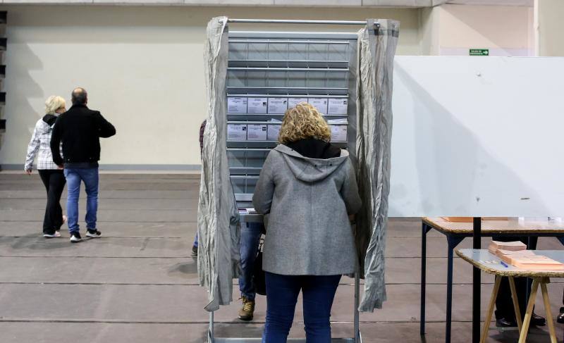 Numerosas personas han acudido ya a ejercer su derecho al voto en alguno de los colegios que se reparten por la geografía asturiana. El buen tiempo está acompañando la jornada