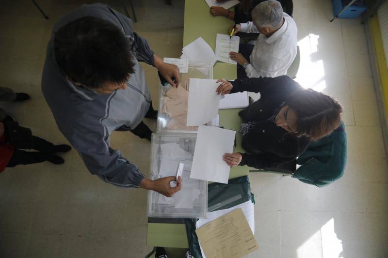 Numerosas personas han acudido ya a ejercer su derecho al voto en alguno de los colegios que se reparten por la geografía asturiana. El buen tiempo está acompañando la jornada