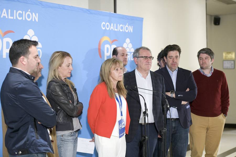 Paloma Gázquez, acompañada de otros miembros del partido interviene desde el hotel Exe Oviedo.