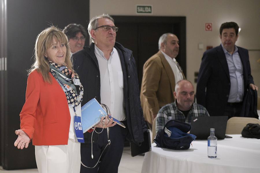 Paloma Gázquez, acompañada de otros miembros del partido interviene desde el hotel Exe Oviedo.