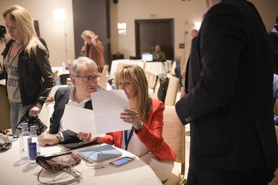 Paloma Gázquez, acompañada de otros miembros del partido interviene desde el hotel Exe Oviedo.