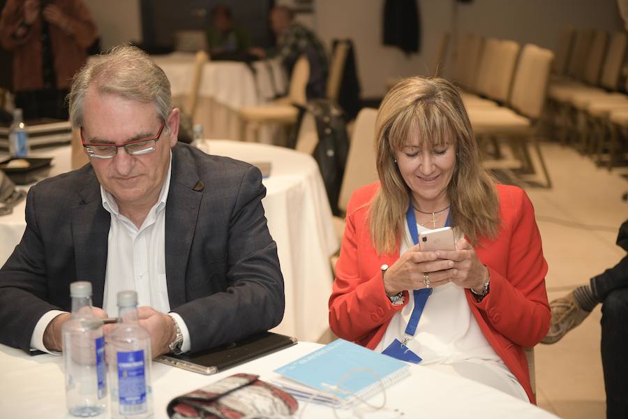 Paloma Gázquez, acompañada de otros miembros del partido interviene desde el hotel Exe Oviedo.