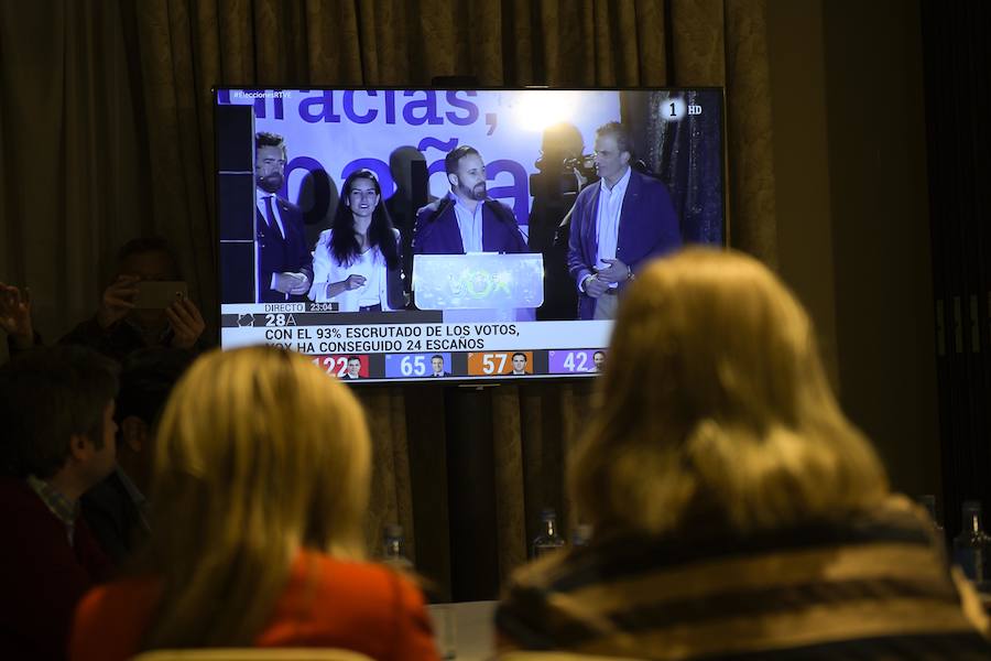 Paloma Gázquez, acompañada de otros miembros del partido interviene desde el hotel Exe Oviedo.