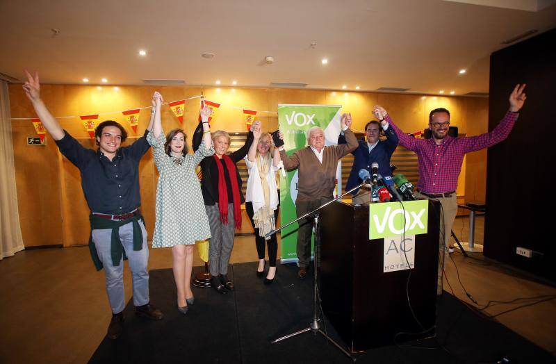 Los miembros de Vox celebran el resultado electoral que les otorga un diputado por Asturias.