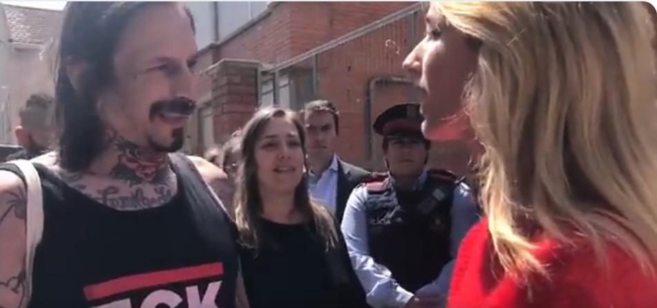 Cayetana Álvarez de Toledo discute sobre el referendum 1-0 a la entrada del coelgio electoral 