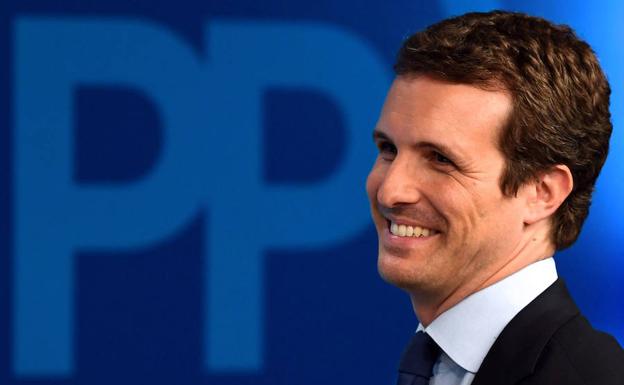 Pablo Casado, sonríe en su comparecencia para valorar los resultados electorales del Partido Popular.