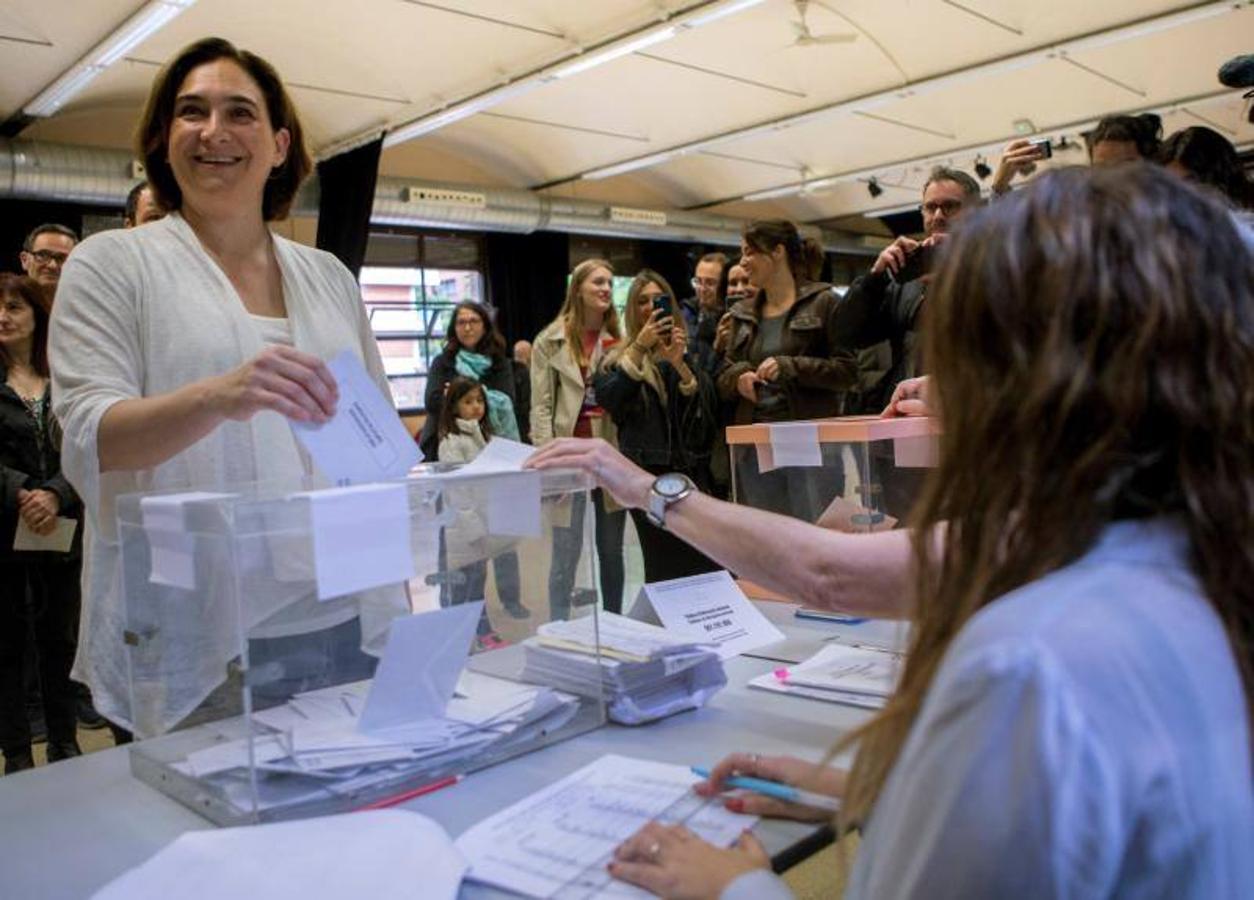 Fotos de la jornada electoral, candidatos y anécdotas en las votaciones de las elecciones generales 28A. En la imagen, la alcaldesa de Barcelona, Ada Colau. 