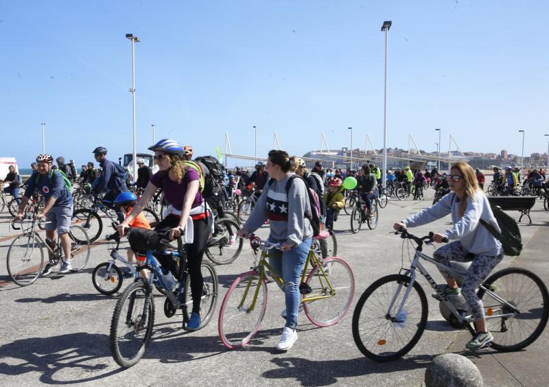 Unas 550 personas han participado en la última bicicletada ambiental organizada por 30 días en bici en Gijón, a la que ha seguido una espicha en el Museo del Pueblo de Asturias.