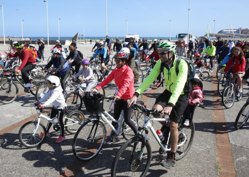 Unas 550 personas han participado en la última bicicletada ambiental organizada por 30 días en bici en Gijón, a la que ha seguido una espicha en el Museo del Pueblo de Asturias.