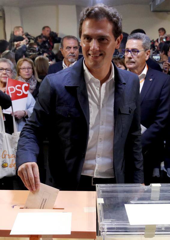 Pedro Sánchez y Pablo Iglesias fueron los más madrugadores. Tras ellos, Albert Rivera hacía lo propio en Barcelona. Los últimos en votar serán Pablo Casado y Santiago Abascal.