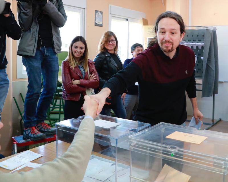 Pedro Sánchez y Pablo Iglesias fueron los más madrugadores. Tras ellos, Albert Rivera hacía lo propio en Barcelona. Los últimos en votar serán Pablo Casado y Santiago Abascal.