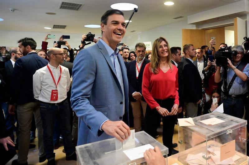 Pedro Sánchez y Pablo Iglesias fueron los más madrugadores. Tras ellos, Albert Rivera hacía lo propio en Barcelona. Los últimos en votar serán Pablo Casado y Santiago Abascal.