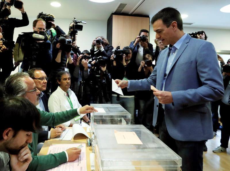 Pedro Sánchez y Pablo Iglesias fueron los más madrugadores. Tras ellos, Albert Rivera hacía lo propio en Barcelona. Los últimos en votar serán Pablo Casado y Santiago Abascal.