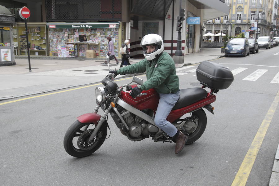 José María Figaredo salió a rodar en moto junto a su padre.