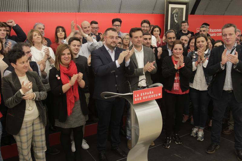 Los socialistas se reunieron en la sede de la FSA para celebrar la recuperación del tercer diputado en Asturias.