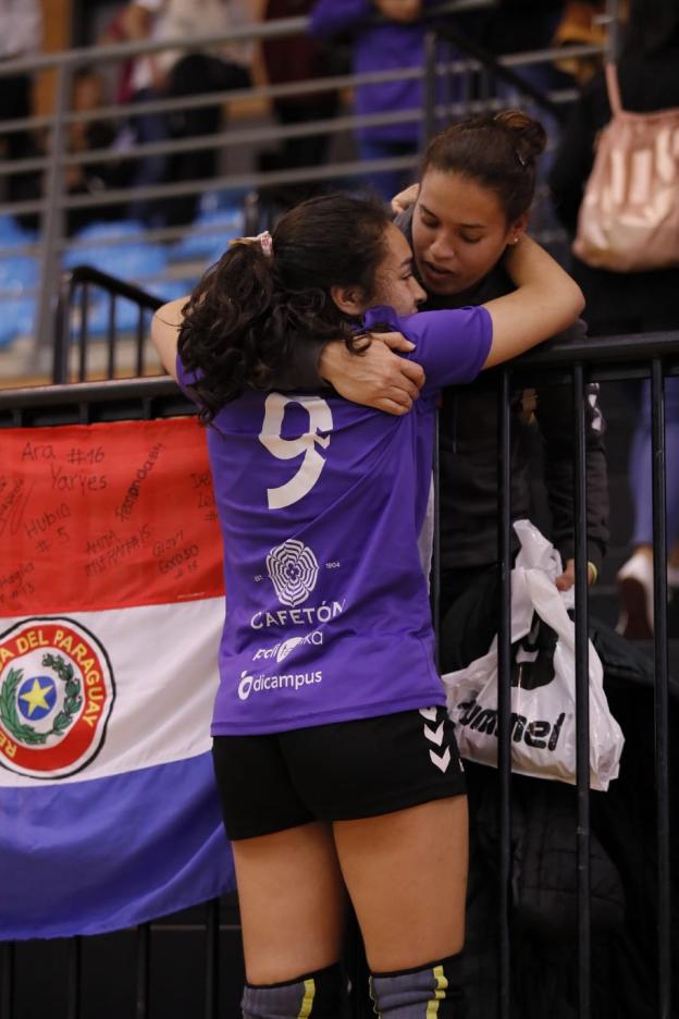 Yeruti se abraza a su madre Marizza Faría. 