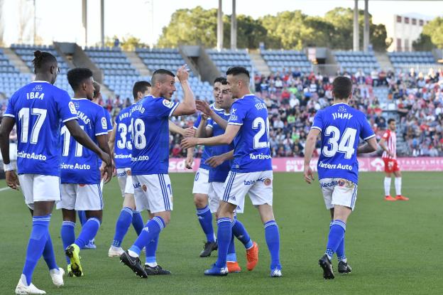 Los jugadores azules celebran con Tejera su gol, que sirvió para sumar los tres puntos en la visita al campo de los Juegos del Mediterráneo.