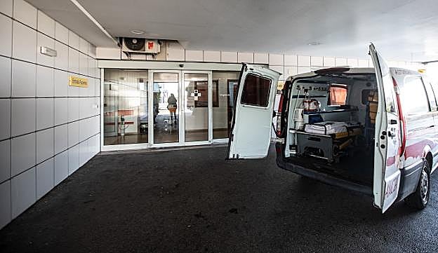 La entrada de los pacientes a Urgencias, junto al espacio para ambulancias. 