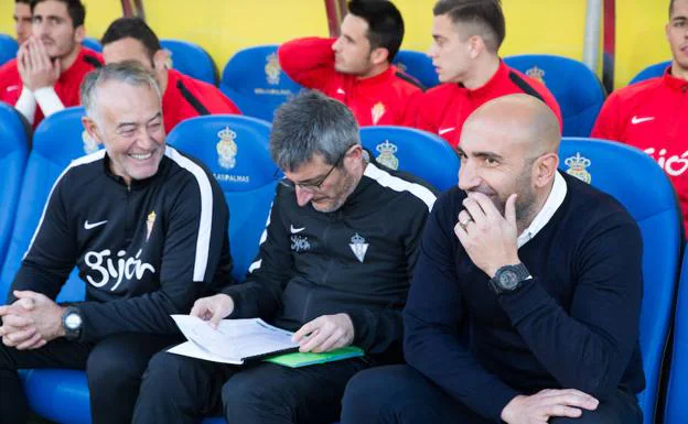 Abelardo (derecha), en el banquillo del Sporting con Iñaki Tejada y Gerardo Ruiz durante un partido.