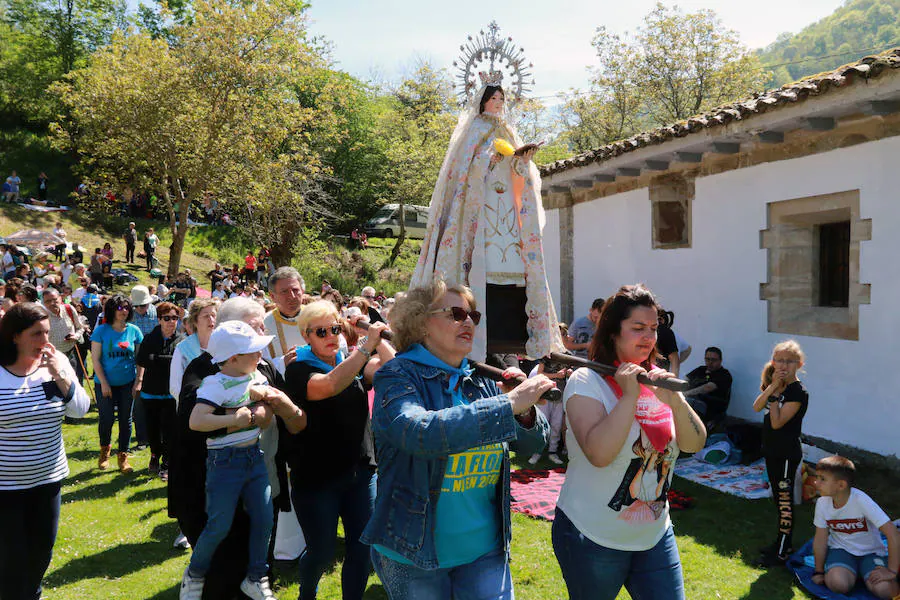 Centenares de romeros se han dado cita en el prau de las fiestas de La Flor de Pola de Lena. El sol ha animado una cita en la que ha habido misa y procesión, comida típica y música y baile tradicional. 