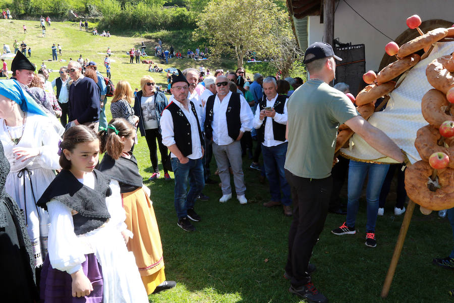 Centenares de romeros se han dado cita en el prau de las fiestas de La Flor de Pola de Lena. El sol ha animado una cita en la que ha habido misa y procesión, comida típica y música y baile tradicional. 