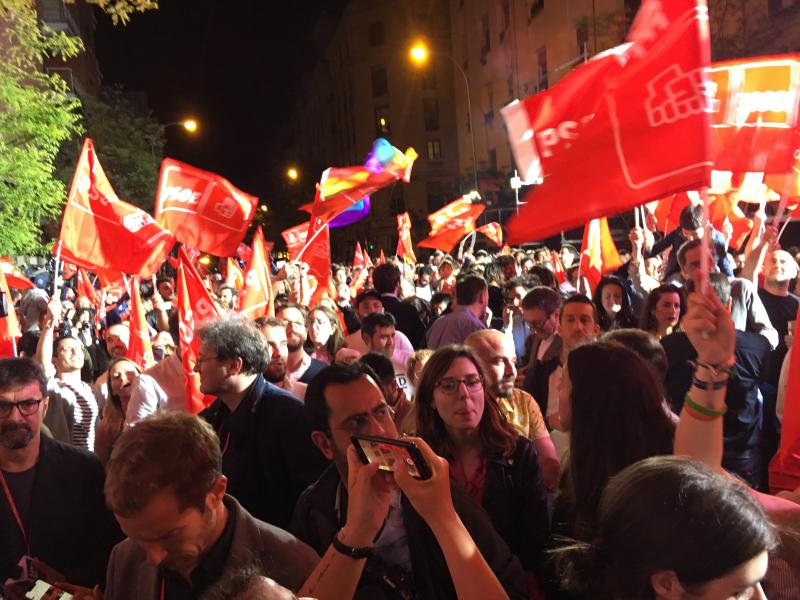 Miles de simpatizantes han acudido a la sede del PSOE en la calle Ferraz de Madrid para celebrar la victoria de Pedro Sánchez en las elecciones generales de este 28 de abril. El líder socialista ha estado arropado también por la candidata de la formación en Asturias y vicesecretaria general socialista, Adriana Lastra.