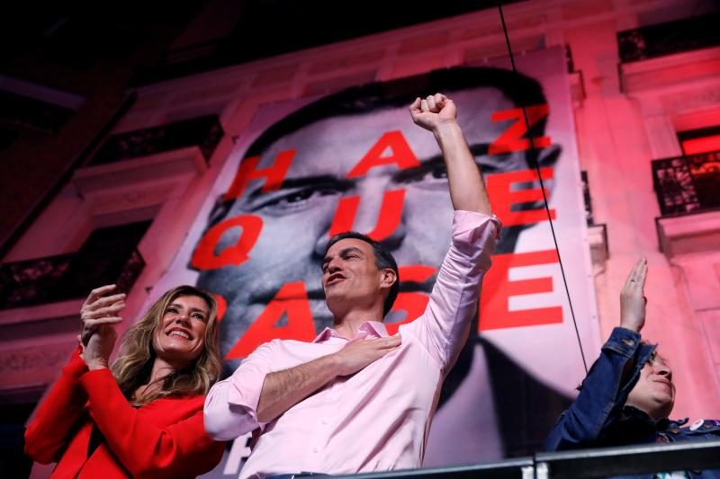 Miles de simpatizantes han acudido a la sede del PSOE en la calle Ferraz de Madrid para celebrar la victoria de Pedro Sánchez en las elecciones generales de este 28 de abril. El líder socialista ha estado arropado también por la candidata de la formación en Asturias y vicesecretaria general socialista, Adriana Lastra.