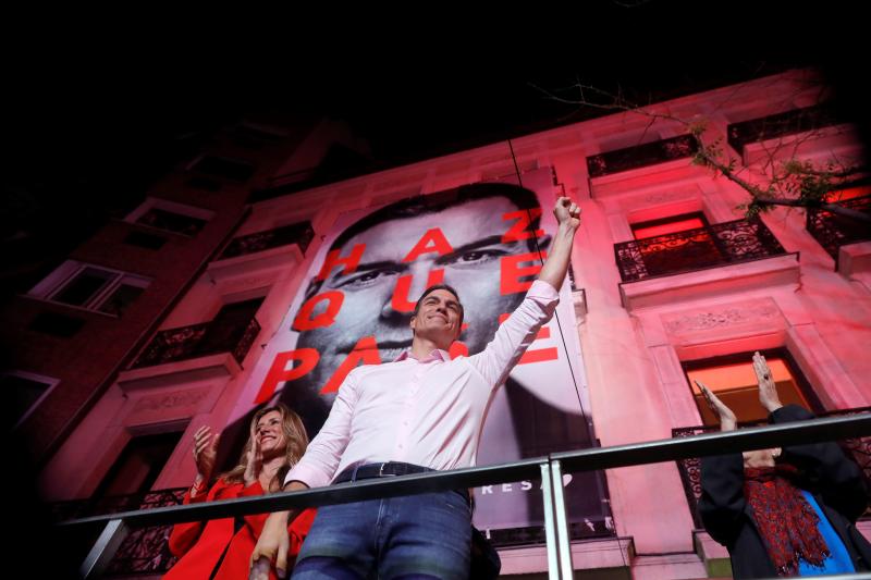 Miles de simpatizantes han acudido a la sede del PSOE en la calle Ferraz de Madrid para celebrar la victoria de Pedro Sánchez en las elecciones generales de este 28 de abril. El líder socialista ha estado arropado también por la candidata de la formación en Asturias y vicesecretaria general socialista, Adriana Lastra.