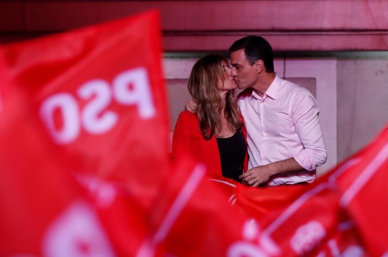 Miles de simpatizantes han acudido a la sede del PSOE en la calle Ferraz de Madrid para celebrar la victoria de Pedro Sánchez en las elecciones generales de este 28 de abril. El líder socialista ha estado arropado también por la candidata de la formación en Asturias y vicesecretaria general socialista, Adriana Lastra.