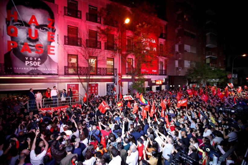 Miles de simpatizantes han acudido a la sede del PSOE en la calle Ferraz de Madrid para celebrar la victoria de Pedro Sánchez en las elecciones generales de este 28 de abril. El líder socialista ha estado arropado también por la candidata de la formación en Asturias y vicesecretaria general socialista, Adriana Lastra.