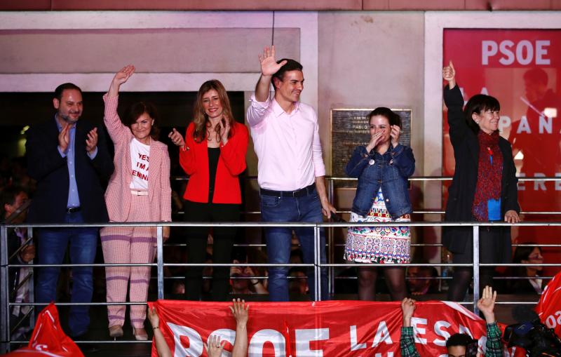 Miles de simpatizantes han acudido a la sede del PSOE en la calle Ferraz de Madrid para celebrar la victoria de Pedro Sánchez en las elecciones generales de este 28 de abril. El líder socialista ha estado arropado también por la candidata de la formación en Asturias y vicesecretaria general socialista, Adriana Lastra.