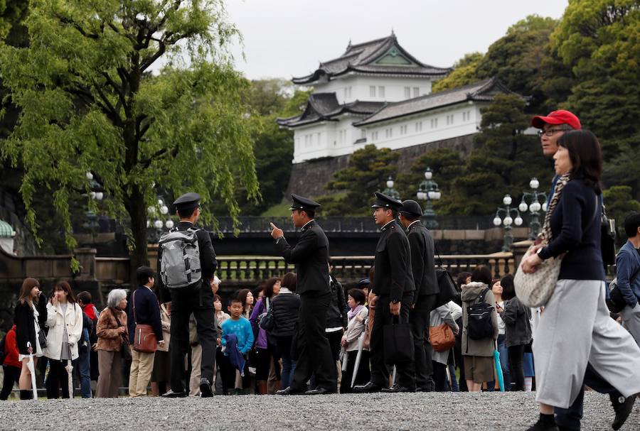 El emperador japones Akihito ha abdicado hoy en favor de su hijo Naruhito. La ceremonía fue celebrada en el Seiden (Salón de Estado), en Tokio. Se trata de un hecho histórico, ya que hacía 200 años que no se producía una sucesión en vida en Japón.