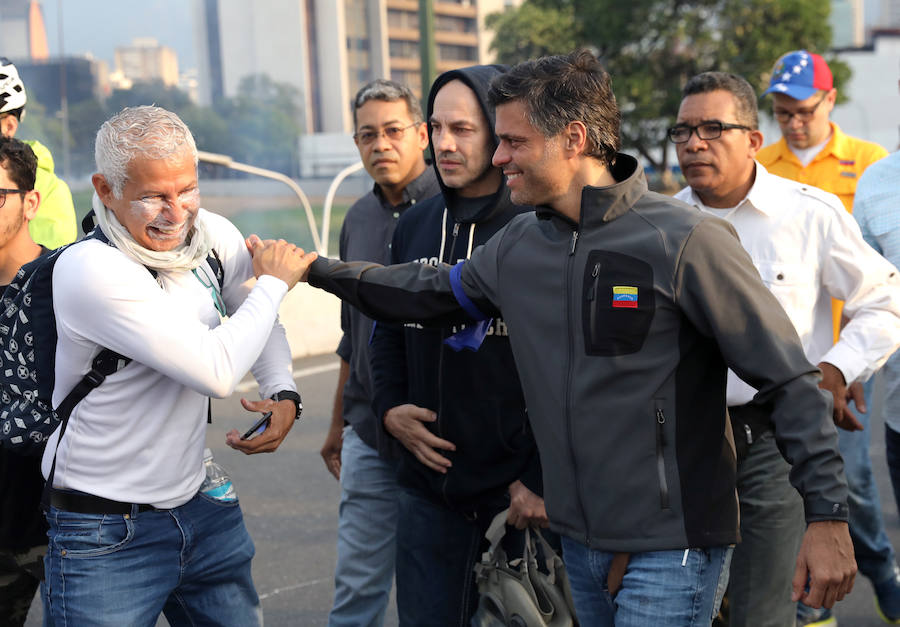 El presidente de la Asamblea Nacional venezolana, Juan Guaidó, acompañado de un liberado Leopoldo López y de un grupo de militares aseguran que Venezuela está en la fase final de la Operación Libertad.