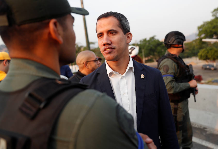 El presidente de la Asamblea Nacional venezolana, Juan Guaidó, acompañado de un liberado Leopoldo López y de un grupo de militares aseguran que Venezuela está en la fase final de la Operación Libertad.