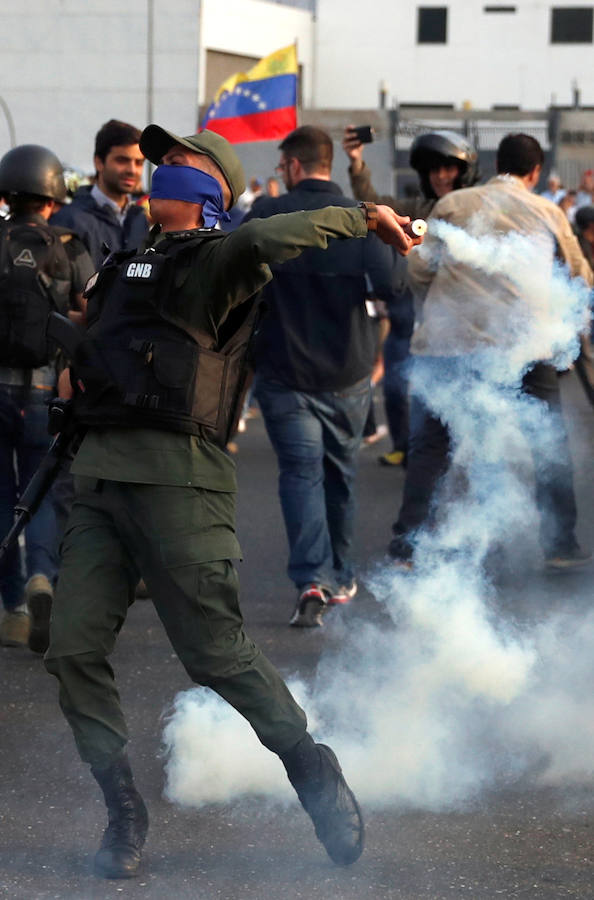 El presidente de la Asamblea Nacional venezolana, Juan Guaidó, acompañado de un liberado Leopoldo López y de un grupo de militares aseguran que Venezuela está en la fase final de la Operación Libertad.