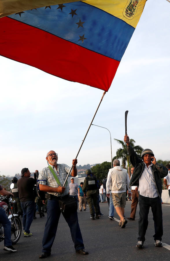 El presidente de la Asamblea Nacional venezolana, Juan Guaidó, acompañado de un liberado Leopoldo López y de un grupo de militares aseguran que Venezuela está en la fase final de la Operación Libertad.