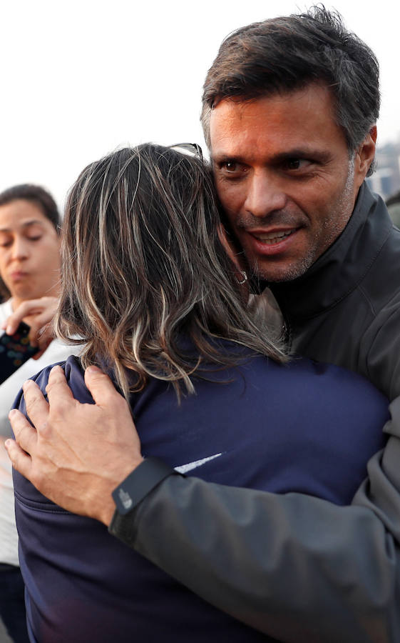 El presidente de la Asamblea Nacional venezolana, Juan Guaidó, acompañado de un liberado Leopoldo López y de un grupo de militares aseguran que Venezuela está en la fase final de la Operación Libertad.