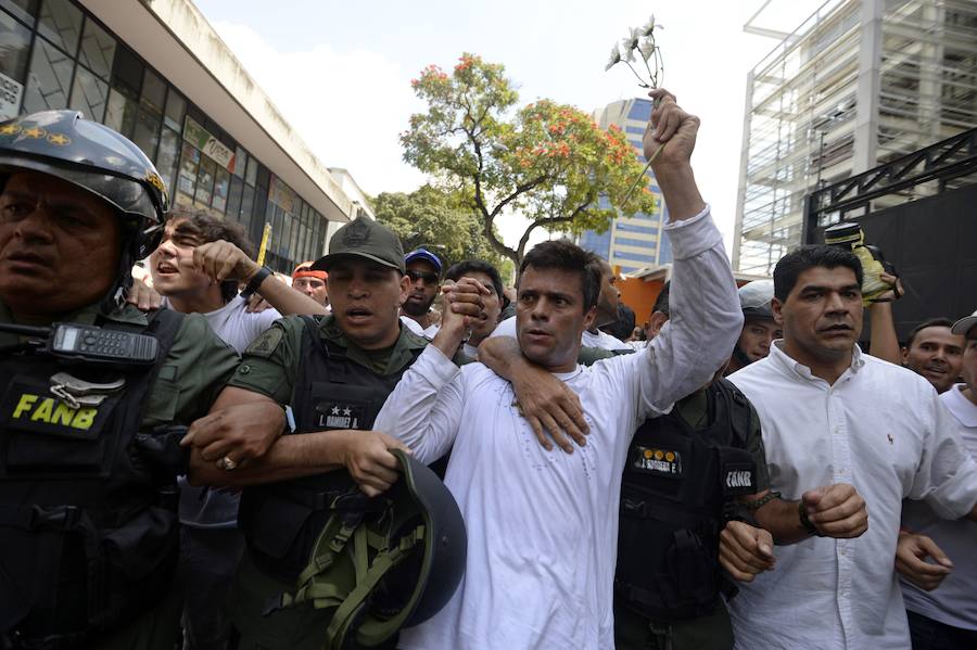 El presidente de la Asamblea Nacional venezolana, Juan Guaidó, acompañado de un liberado Leopoldo López y de un grupo de militares aseguran que Venezuela está en la fase final de la Operación Libertad.