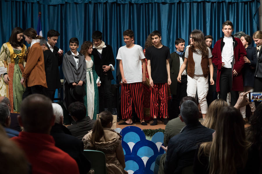 El colegio Ecole de Llanera ha clausurado su IV Festival de Teatro. La obra que cerró esta cuarta edición fue 'Cuatro corazones con freno y marcha atrás', de Jardiel Poncela. Los alumnos encargados de esa función fueron los de 4º de la ESO. Hubo otras siete obras a cargo de estudiantes de Primaria y Secundaria