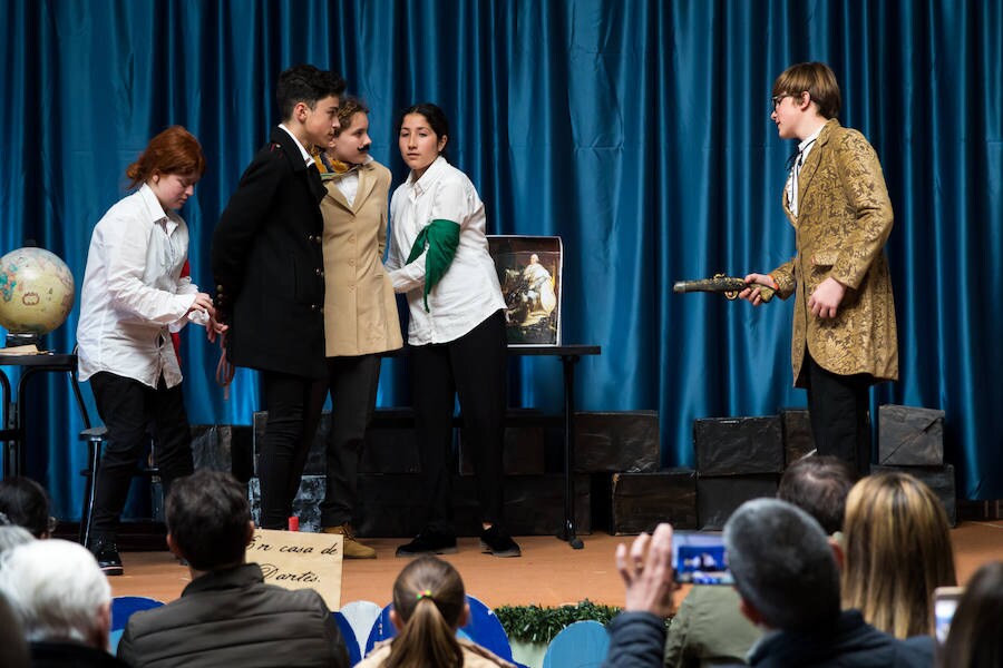 El colegio Ecole de Llanera ha clausurado su IV Festival de Teatro. La obra que cerró esta cuarta edición fue 'Cuatro corazones con freno y marcha atrás', de Jardiel Poncela. Los alumnos encargados de esa función fueron los de 4º de la ESO. Hubo otras siete obras a cargo de estudiantes de Primaria y Secundaria