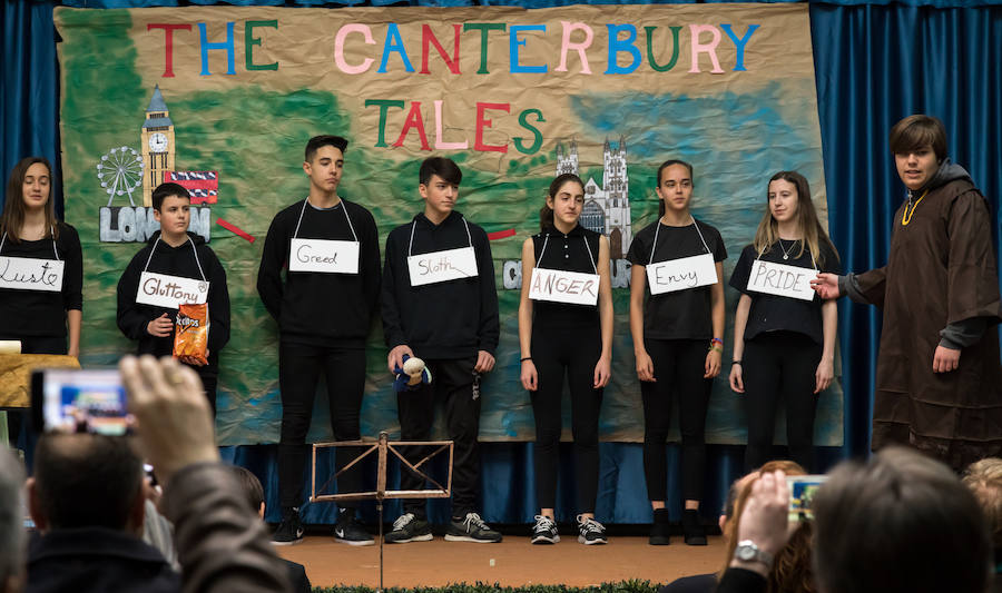 El colegio Ecole de Llanera ha clausurado su IV Festival de Teatro. La obra que cerró esta cuarta edición fue 'Cuatro corazones con freno y marcha atrás', de Jardiel Poncela. Los alumnos encargados de esa función fueron los de 4º de la ESO. Hubo otras siete obras a cargo de estudiantes de Primaria y Secundaria