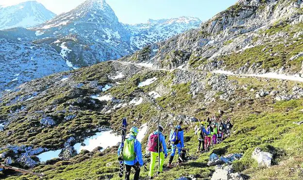 Un grupo de esquiadores transita por el Macizo de Ándara durante la Sotres Ski Tour del pasado mes de marzo. 