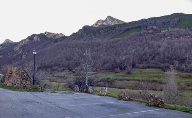 Aparcamiento pueblo de Valle del Lago