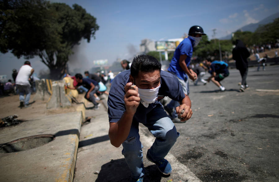 Juan Guaidó, reconocido como el mandatario interino por más de 50 países, acompañado del liberado Leopoldo López ha movilizado a militares y al pueblo para «tomar las calles de Venezuela», dónde han protagonizado intensas revueltas.