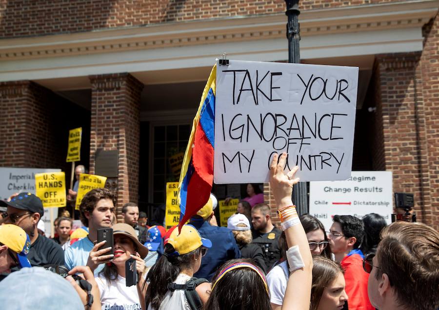 Juan Guaidó, reconocido como el mandatario interino por más de 50 países, acompañado del liberado Leopoldo López ha movilizado a militares y al pueblo para «tomar las calles de Venezuela», dónde han protagonizado intensas revueltas.