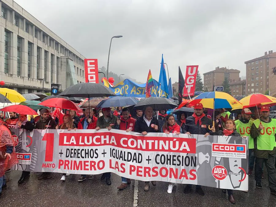 UGT y CCOO de Asturias convocan esta concentración con motivo del 1 de mayo bajo la consigna 'Derechos, igualdad, cohesión. Primero las personas', en la que reivindican al nuevo Gobierno que salga de las urnas que sitúe la agenda social en el centro de sus políticas