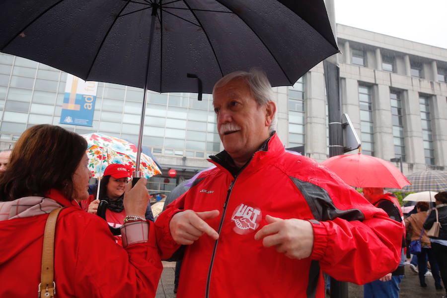 UGT y CCOO de Asturias convocan esta concentración con motivo del 1 de mayo bajo la consigna 'Derechos, igualdad, cohesión. Primero las personas', en la que reivindican al nuevo Gobierno que salga de las urnas que sitúe la agenda social en el centro de sus políticas