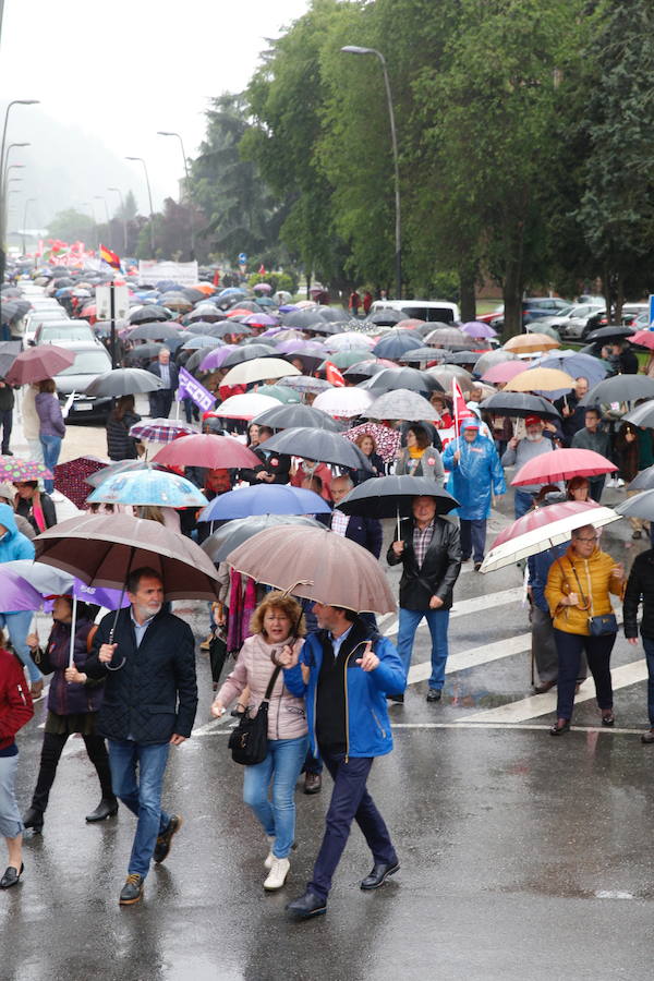 UGT y CCOO de Asturias convocan esta concentración con motivo del 1 de mayo bajo la consigna 'Derechos, igualdad, cohesión. Primero las personas', en la que reivindican al nuevo Gobierno que salga de las urnas que sitúe la agenda social en el centro de sus políticas