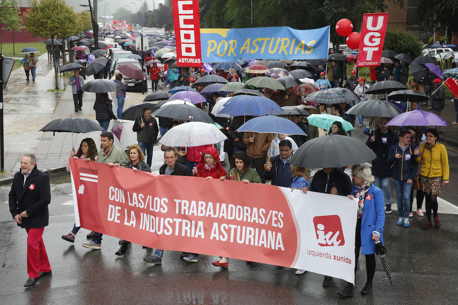 UGT y CCOO de Asturias convocan esta concentración con motivo del 1 de mayo bajo la consigna 'Derechos, igualdad, cohesión. Primero las personas', en la que reivindican al nuevo Gobierno que salga de las urnas que sitúe la agenda social en el centro de sus políticas